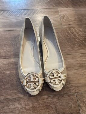 Tory Burch Cream Peep-Toe Logo kitten wedge